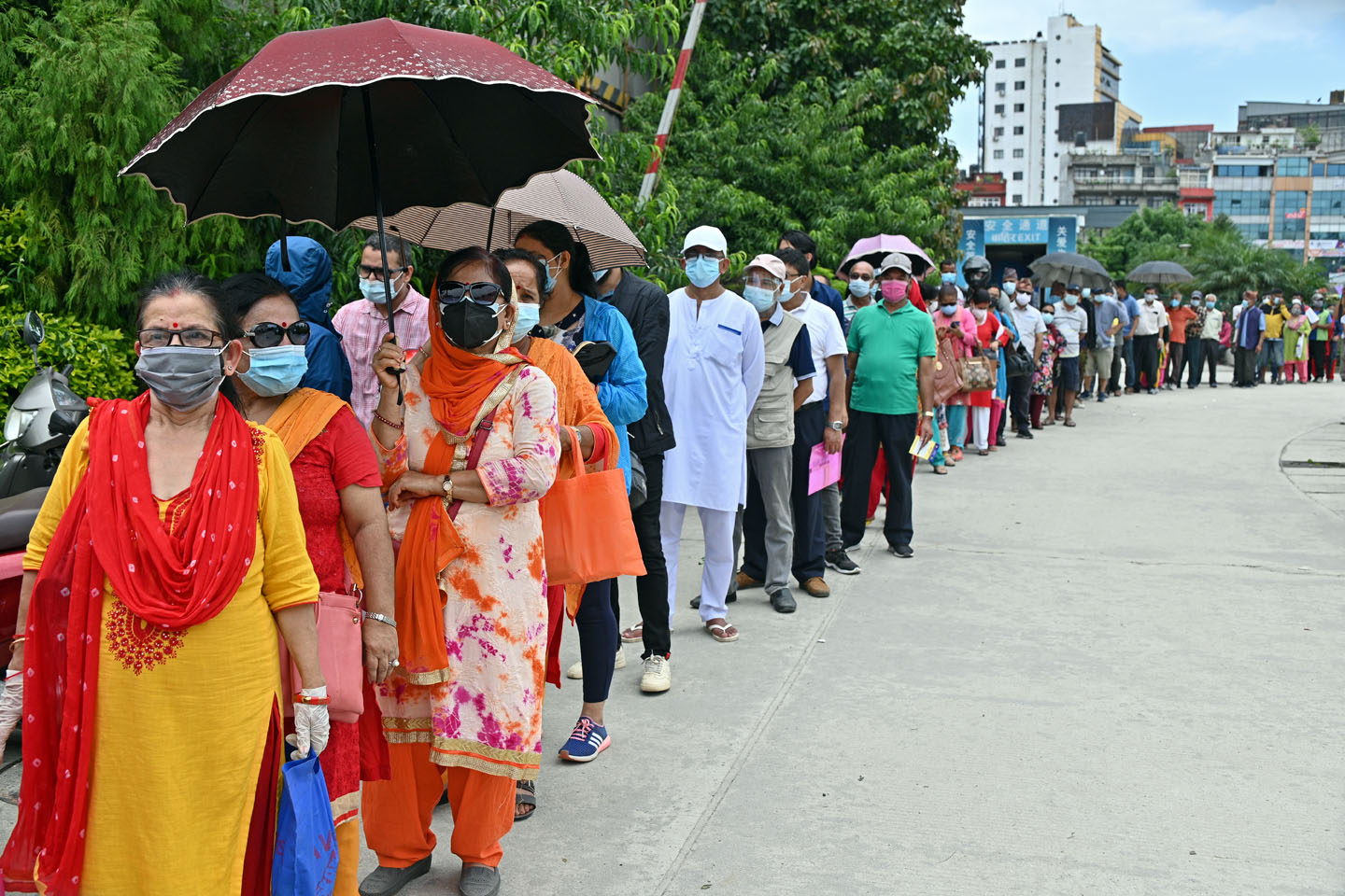 खोप केन्द्रमा निर्देशकलाई नागरिकको प्रश्न- हाम्रा लागि खोप खोई ? (भिडियोसहित)